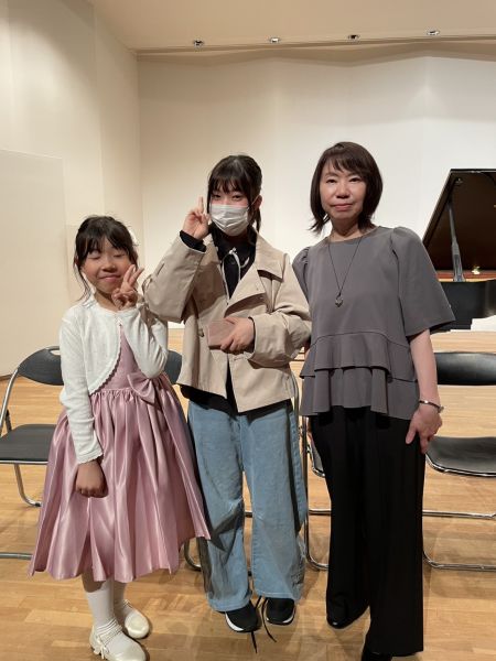 2025/05/17ルーテルホールピアノ・エレクトーン発表会生徒さん姉妹と(お姉さんは元生徒)