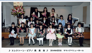 エレクトーン・ピアノ発表会での集合写真ですソロの他にも、アンサンブル・連弾や先生のアレンジによる国あてクイズ等、盛りだくさんの発表会でした。
